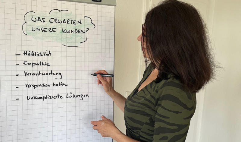Customer Service Excellence Workshops mit Katy Ribalet Katy Ribalet vor einem Flipchart