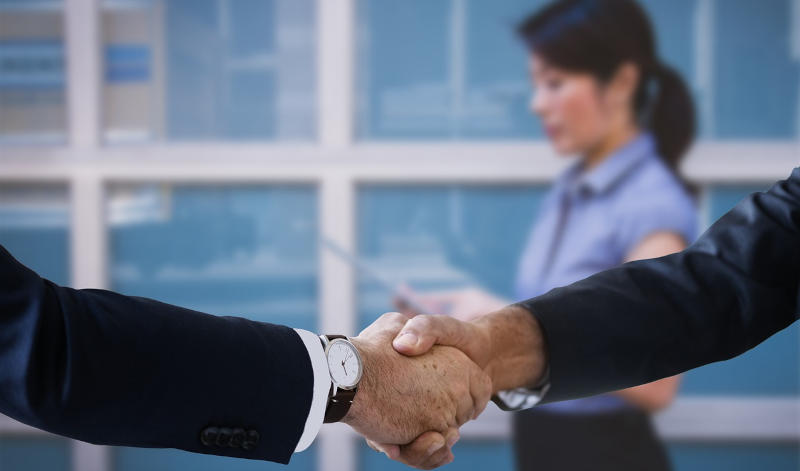Business mit japanischen Firmen Hände schütteln