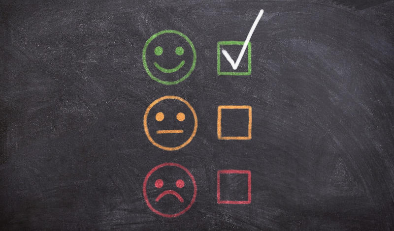 Service Excellence für höchste Kundenzufriedenheit Tafel mit Emojis von gut bis schlecht
